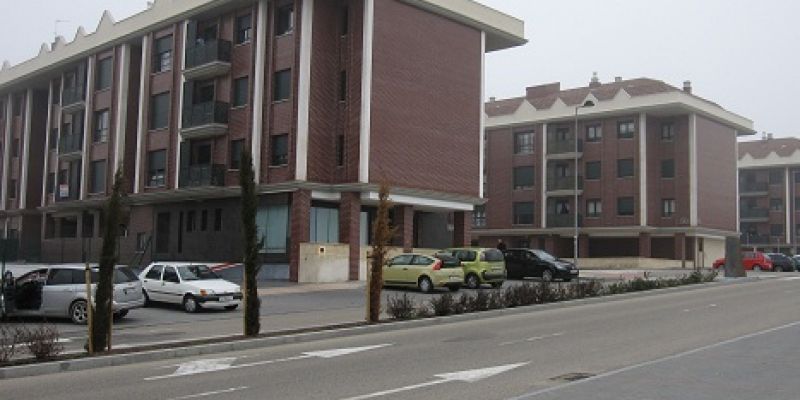 Vista desde la calle de dos bloques de viviendas en Av