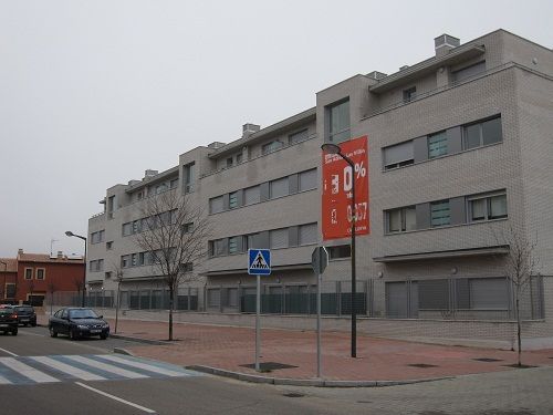 Bloque de viviendas blanco visto desde la calle de un edificio en las Villas