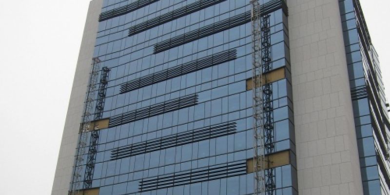 Vista del bloque del edificio acristalado en la Carretera de Madrid