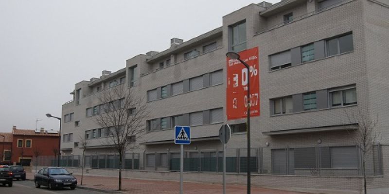 Bloque de viviendas blanco visto desde la calle de un edificio en las Villas