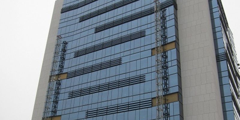 Vista del bloque del edificio acristalado en la Carretera de Madrid